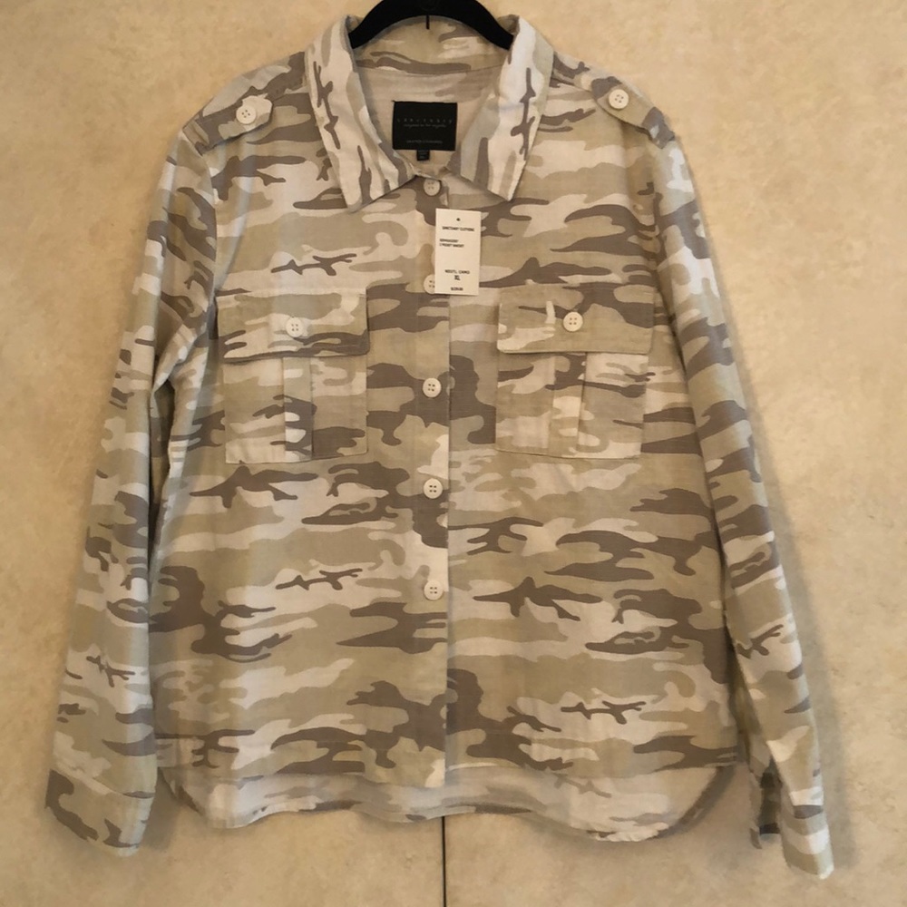 NWT Sanctuary LS Neutral Camo 2 Pocket Shirt Jacket. Longer in back. Size XL.